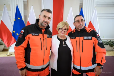 Zdjęcie przedstawia uczestników uroczystości z okazji Dnia Ratownictwa Medycznego