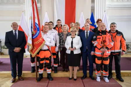 Zdjęcie przedstawia uczestników uroczystości z okazji Dnia Ratownictwa Medycznego