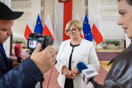 Zdjęcie przedstawia uczestników uroczystości z okazji Dnia Ratownictwa Medycznego