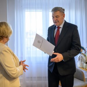 Zdjęcie przedstawia wojewodę podkarpackiego Teresę Kubas-Hul i konsultanta wojewódzkiego w dziedzinie położnictwa i ginekologii Jarosława Janeczko