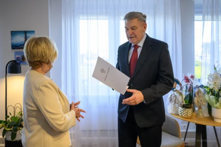 Zdjęcie przedstawia wojewodę podkarpackiego Teresę Kubas-Hul i konsultanta wojewódzkiego w dziedzinie położnictwa i ginekologii Jarosława Janeczko