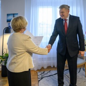 Zdjęcie przedstawia wojewodę podkarpackiego Teresę Kubas-Hul i konsultanta wojewódzkiego w dziedzinie położnictwa i ginekologii Jarosława Janeczko