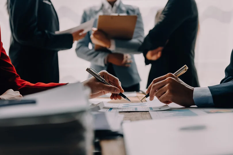 Zdjęcie przedstawia osoby podczas pracy biurowej