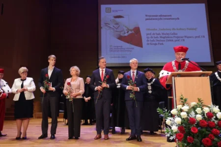 Zdjęcie przedstawia uczestników uroczystości w Filharmonii Podkarpackiej