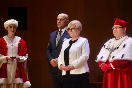 Zdjęcie przedstawia uczestników uroczystości w Filharmonii Podkarpackiej