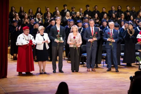 Zdjęcie przedstawia uczestników uroczystości w Filharmonii Podkarpackiej