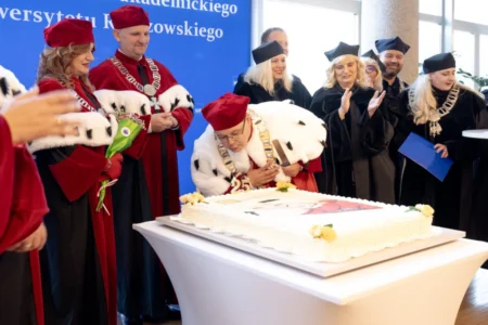 Zdjęcie przedstawia uczestników uroczystości w Filharmonii Podkarpackiej