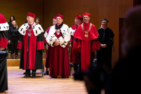 Zdjęcie przedstawia uczestników uroczystości w Filharmonii Podkarpackiej