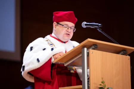 Zdjęcie przedstawia uczestników uroczystości w Filharmonii Podkarpackiej