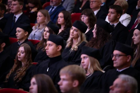 Zdjęcie przedstawia uczestników uroczystości w Filharmonii Podkarpackiej