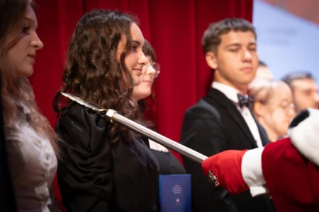 Zdjęcie przedstawia uczestników uroczystości w Filharmonii Podkarpackiej