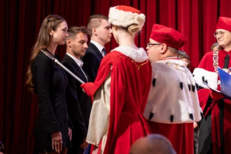 Zdjęcie przedstawia uczestników uroczystości w Filharmonii Podkarpackiej