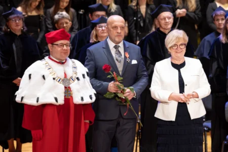 Zdjęcie przedstawia uczestników uroczystości w Filharmonii Podkarpackiej