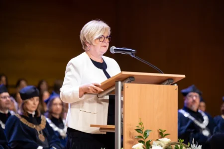 Zdjęcie przedstawia uczestników uroczystości w Filharmonii Podkarpackiej