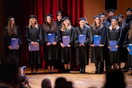 Zdjęcie przedstawia uczestników uroczystości w Filharmonii Podkarpackiej