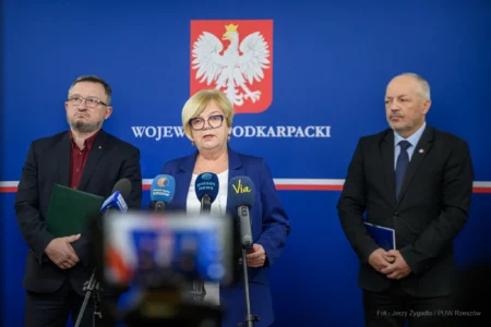 Zdjęcie przedstawia uczestników konferencji prasowej