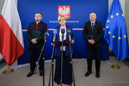 Zdjęcie przedstawia uczestników konferencji prasowej