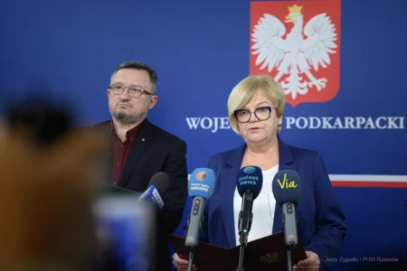 Zdjęcie przedstawia uczestników konferencji prasowej