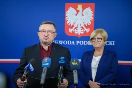 Zdjęcie przedstawia uczestników konferencji prasowej