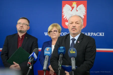 Zdjęcie przedstawia uczestników konferencji prasowej