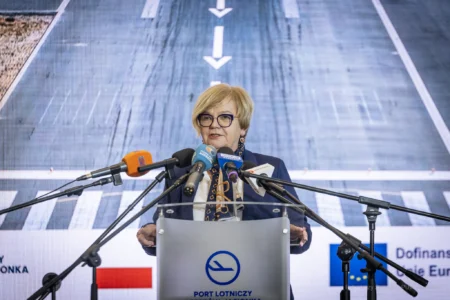 Zdjęcie przedstawia uczestników otwarcia drogi lotniskowej