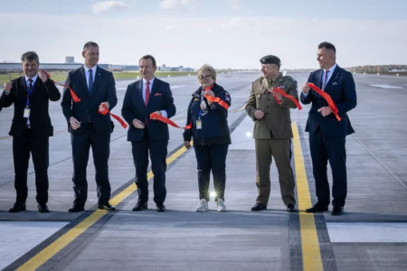 Zdjęcie przedstawia uczestników otwarcia drogi lotniskowej