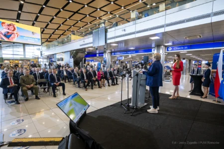 Zdjęcie przedstawia uczestników otwarcia drogi lotniskowej