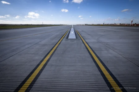 Zdjęcie przedstawia drogę lotniskową