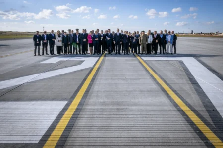 Zdjęcie przedstawia uczestników otwarcia drogi lotniskowej