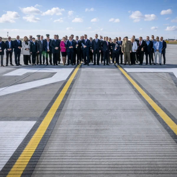 Zdjęcie przedstawia uczestników otwarcia drogi lotniskowej