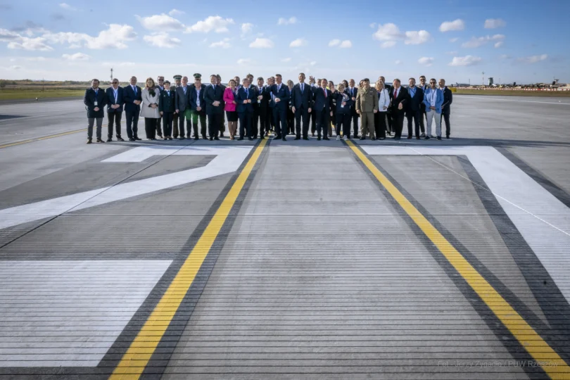 Zdjęcie przedstawia uczestników otwarcia drogi lotniskowej