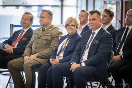 Zdjęcie przedstawia uczestników otwarcia drogi lotniskowej