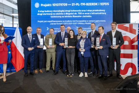 Zdjęcie przedstawia uczestników otwarcia drogi lotniskowej