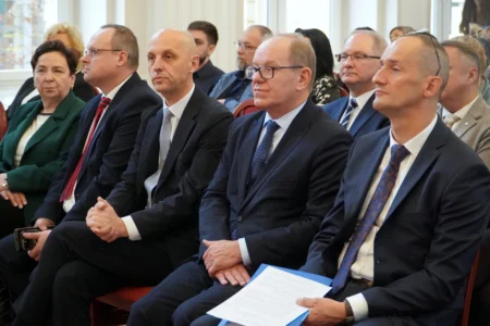 Zdjęcie przedstawia uczestników konferencji dotyczącej legalnego zatrudniania cudzoziemców