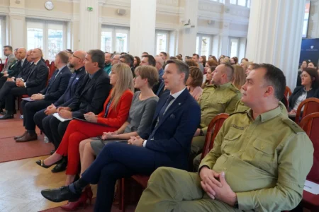 Zdjęcie przedstawia uczestników konferencji dotyczącej legalnego zatrudniania cudzoziemców