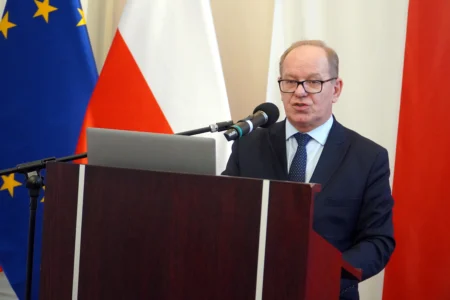 Zdjęcie przedstawia uczestników konferencji dotyczącej legalnego zatrudniania cudzoziemców