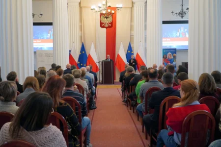 Zdjęcie przedstawia uczestników konferencji dotyczącej legalnego zatrudniania cudzoziemców