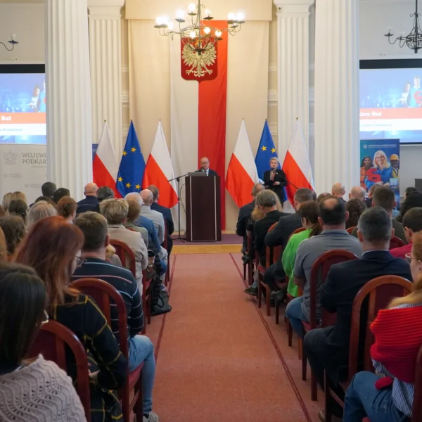 Zdjęcie przedstawia uczestników konferencji dotyczącej legalnego zatrudniania cudzoziemców