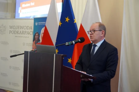 Zdjęcie przedstawia uczestników konferencji dotyczącej legalnego zatrudniania cudzoziemców