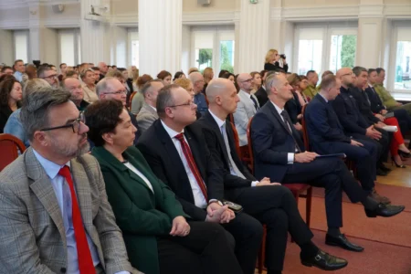 Zdjęcie przedstawia uczestników konferencji dotyczącej legalnego zatrudniania cudzoziemców