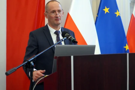 Zdjęcie przedstawia uczestników konferencji dotyczącej legalnego zatrudniania cudzoziemców