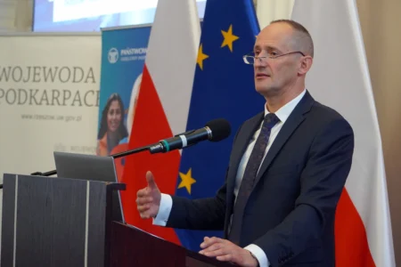 Zdjęcie przedstawia uczestników konferencji dotyczącej legalnego zatrudniania cudzoziemców