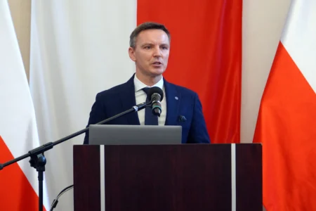 Zdjęcie przedstawia uczestników konferencji dotyczącej legalnego zatrudniania cudzoziemców