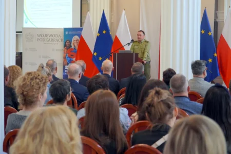 Zdjęcie przedstawia uczestników konferencji dotyczącej legalnego zatrudniania cudzoziemców