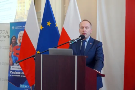 Zdjęcie przedstawia uczestników konferencji dotyczącej legalnego zatrudniania cudzoziemców