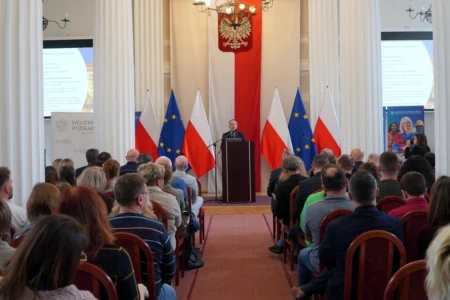 Zdjęcie przedstawia uczestników konferencji dotyczącej legalnego zatrudniania cudzoziemców