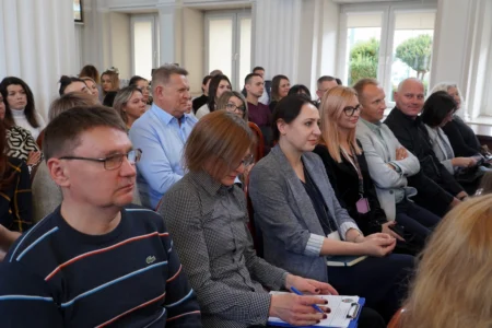 Zdjęcie przedstawia uczestników konferencji dotyczącej legalnego zatrudniania cudzoziemców