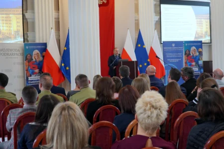 Zdjęcie przedstawia uczestników konferencji dotyczącej legalnego zatrudniania cudzoziemców