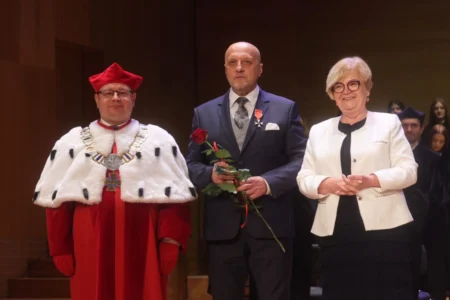 Zdjęcie przedstawia uczestników uroczystości w Filharmonii Podkarpackiej