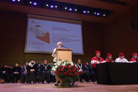 Zdjęcie przedstawia uczestników uroczystości w Filharmonii Podkarpackiej